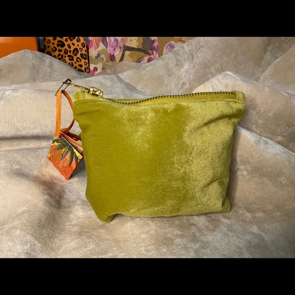 Powder Climbing Leopard Velvet Pouch - Picture 8 of 10